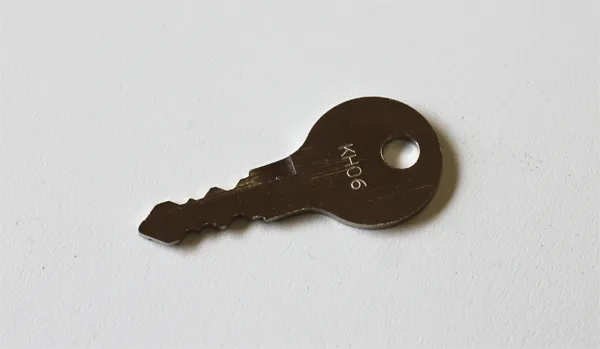 BUZZ KEY NR KH02 NØGLE VED TRÆKLÅS